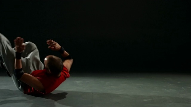 霹雳舞者俯冲和翻滚，慢动作视频下载