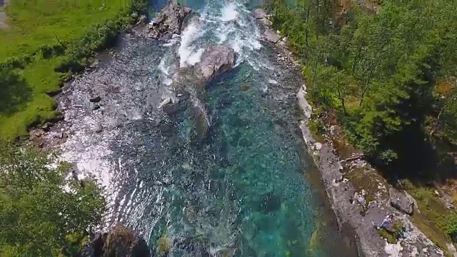 鸟瞰图美丽的山河附近的Trollstigen，挪威视频素材