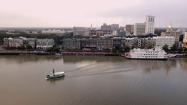 渡船从市中心穿过萨凡纳河视频素材
