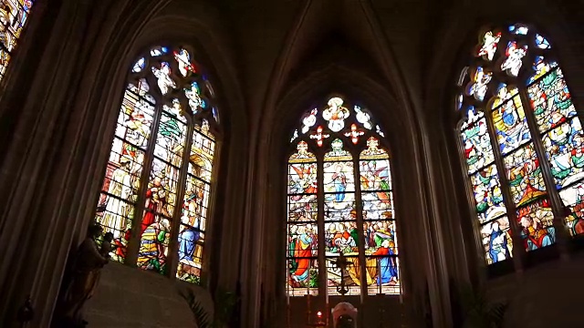 法国诺曼底布罗意教堂的窗户视频下载