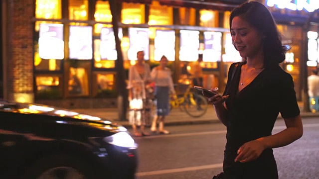 一个亚洲女人在街上打电话视频素材