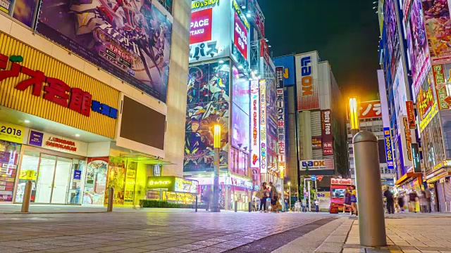 4K时间间隔:日本Tokto秋叶原电器城的夜晚，行人挤在购物的人群中。视频素材