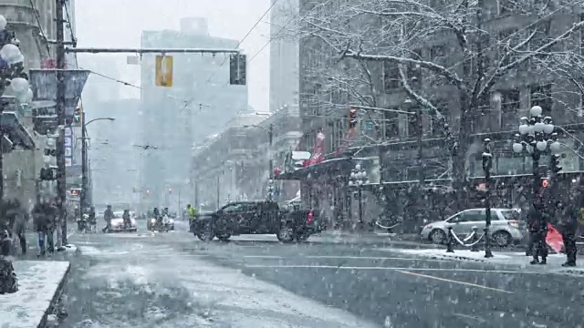 人们在暴风雪中穿过城市道路视频下载