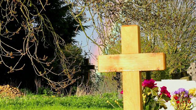 彩虹和十字架在墓地视频下载