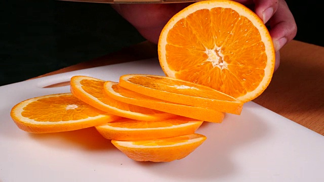 把橙子切成薄片放在砧板上视频素材