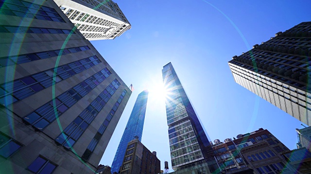 2018年4月23日，阳光从美国纽约曼哈顿中城摩天大楼之间的豪华公寓大楼间隔处照射下来。视频下载