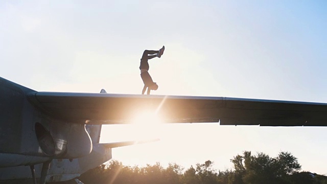 一个意志坚定的人在一架废弃的飞机上锻炼视频下载