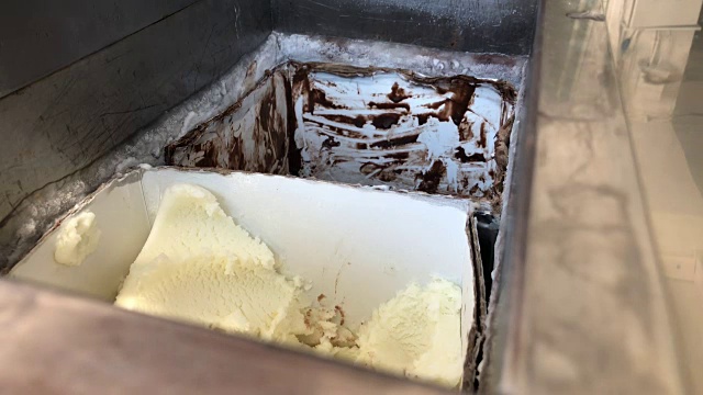 舀冰淇淋，把冰淇淋放在蛋筒上视频素材