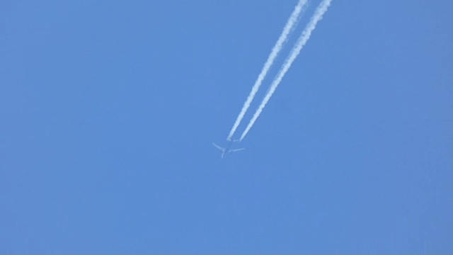 飞机的尾迹-在蓝天中飞行视频素材