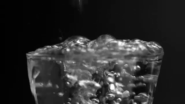 加水的慢动作在黑色的背景视频素材