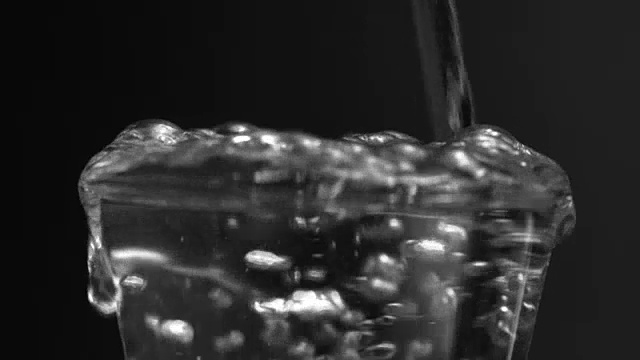 加水的慢动作在黑色的背景视频素材