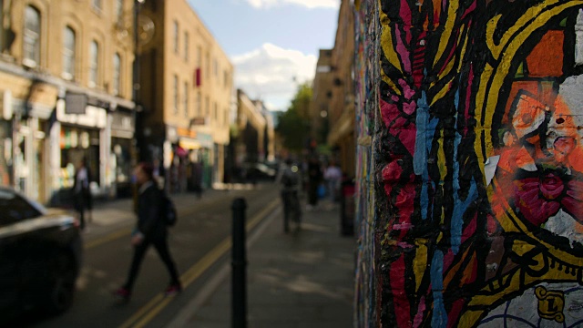 选择性聚焦拍摄的一堵彩色墙在砖巷视频素材