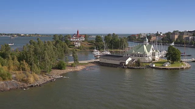 鸟瞰赫尔辛基海湾地区的船只、别墅和岛屿。视频素材