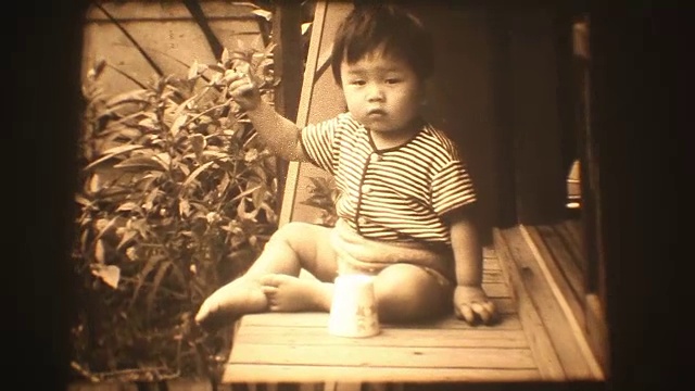60年代的8毫米镜头-小男孩在家里玩玩具视频素材