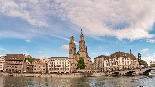 苏黎世瑞士时间间隔为4K, Limmat河、Grossmunster和Predigerkirche教堂的城市天际线时间间隔视频下载