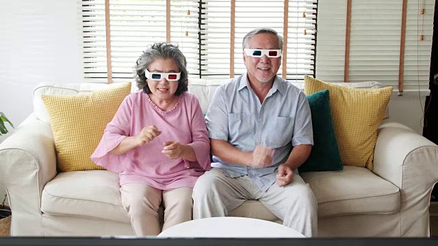 社会的老年人。家里戴3D眼镜的老年人。视频素材