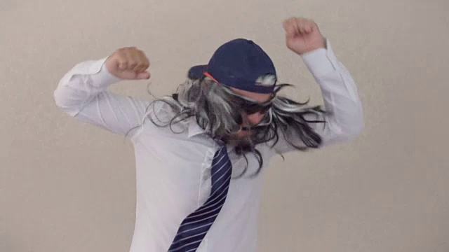 疯狂快乐的商人穿着西装在公司办公室跳舞庆祝成就视频素材