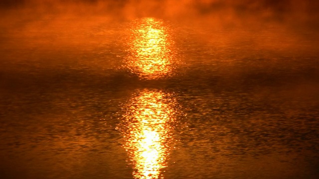湖面上的太阳反射。视频下载