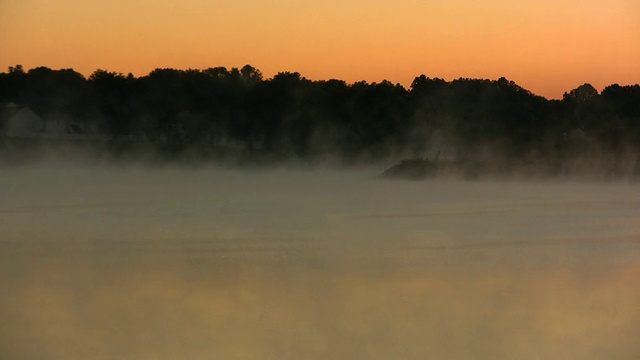 湖水上有雾。视频下载