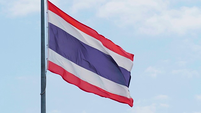 慢镜头泰国国旗与蓝天背景。视频下载