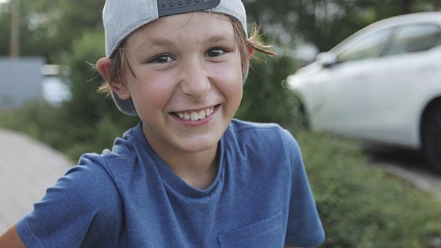 一个戴着帽子的有趣男孩的肖像。视频素材