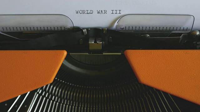 一个人在旧打字机上写第三次世界大战的特写镜头视频下载