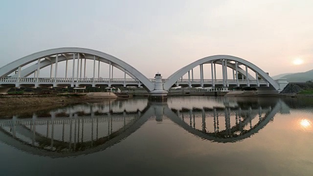 景观和旅游概念，4K时间的塔冲浦桥，反映在兰汶省日落时的河流视频下载