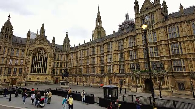 无人机俯瞰英国伦敦议会大厦威斯敏斯特宫。视频下载