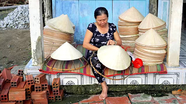 在越南Cantho省的Ap Thoi Phuoc村的老越南工匠制作传统越南帽子的4k视频场景，传统艺术家的概念视频下载