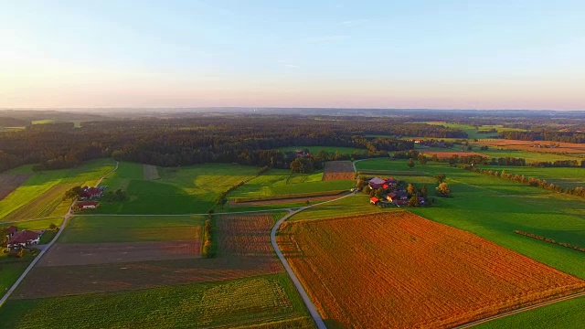 鸟瞰图:秋天的巴伐利亚景观视频素材
