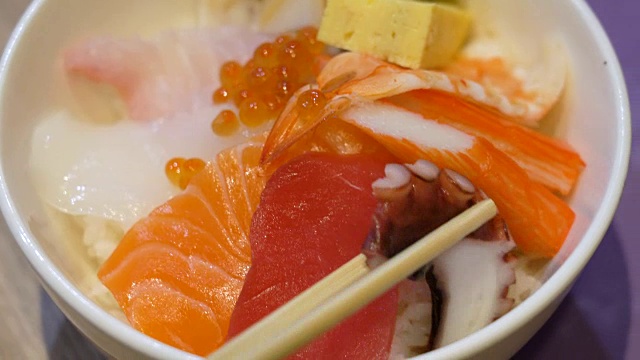 吃日本菜。视频素材