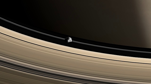 厄庇墨透斯，土星的内卫星，在土星环中运行视频素材