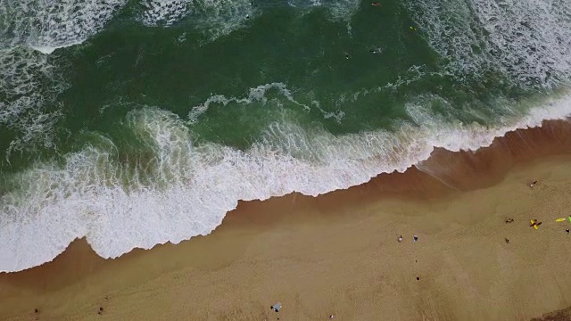 海浪和岩石海岸的鸟瞰图视频素材