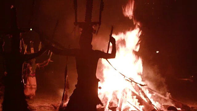 在日出仪式上，阿帕奇人围着火跳舞和吟唱视频下载