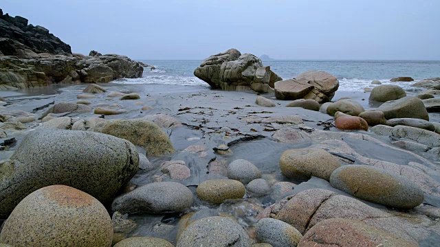 岩石湾与巨石，波思南文，彭赞斯，康沃尔，英格兰，英国，欧洲视频素材