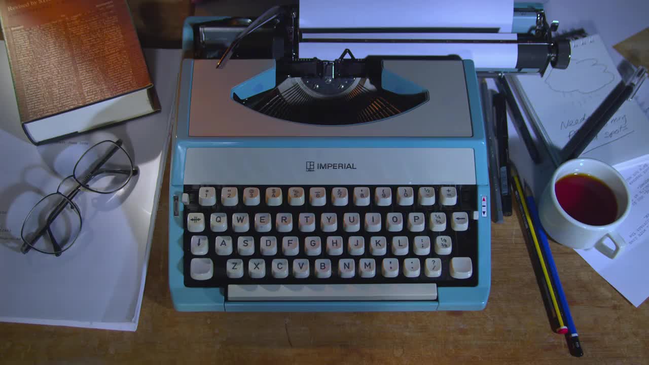 CU双手在复古桌上打字机上打字/新西兰视频下载