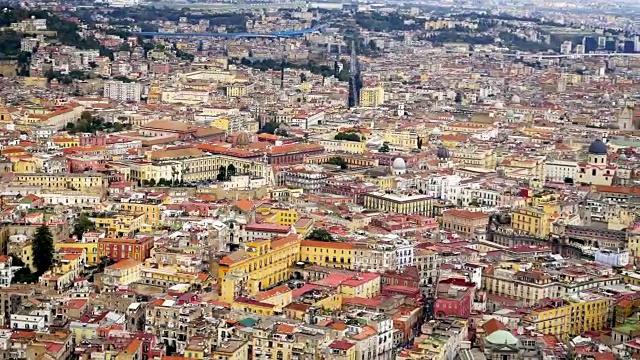 从上面俯瞰意大利历史悠久的那不勒斯视频下载