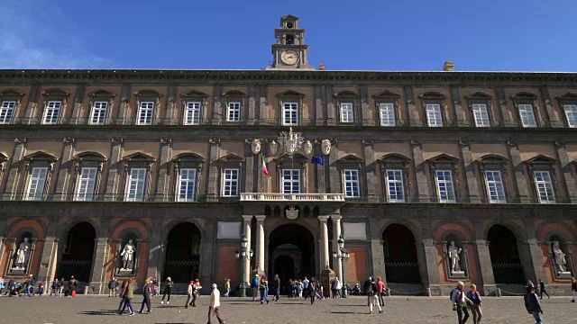 意大利那不勒斯平民广场的那不勒斯皇家宫殿视频下载