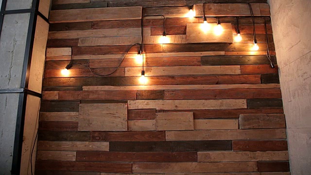 木砖墙背景上闪烁的灯光。视频下载