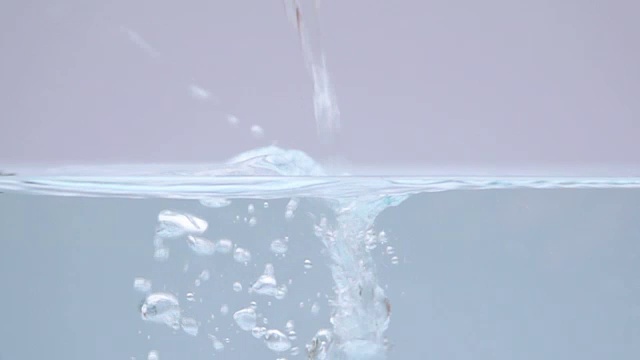 水被倒入清水的慢动作视频素材