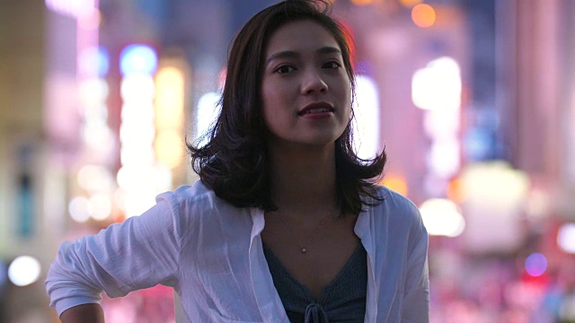 肖像美丽的亚洲女孩微笑在相机在晚上视频素材