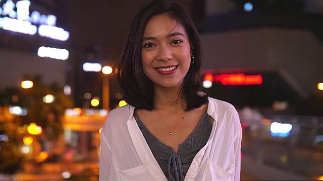 肖像漂亮的年轻亚洲女人的微笑视频素材