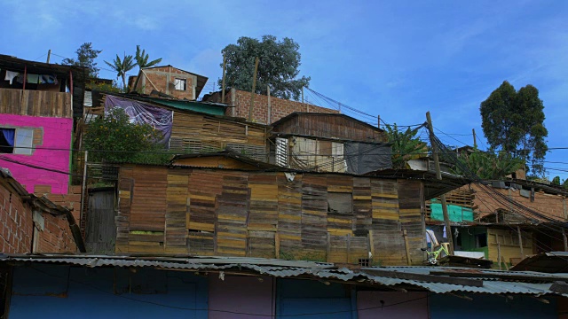 哥伦比亚麦德林贫民窟郊区的棚屋，拉丁美洲视频素材