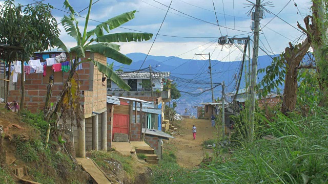 拉丁美洲贫穷的社区，街道没有铺过视频素材