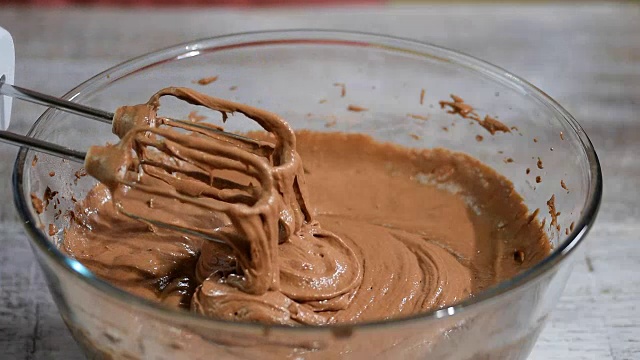 用和面机搅拌巧克力面团。视频素材