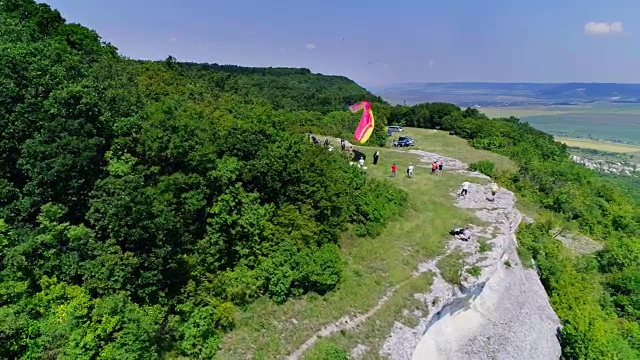 滑翔伞飞行员起飞，鸟瞰图，面目全非的人视频下载