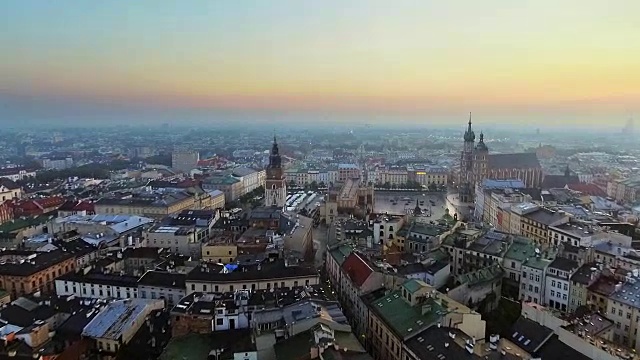 鸟瞰图克拉科夫历史集市广场，波兰，中欧上午。视频下载