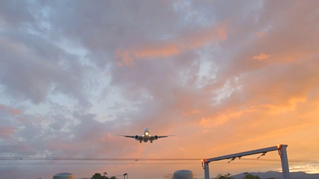 飞机令人印象深刻的起飞/降落在黄昏头顶，4K视频素材