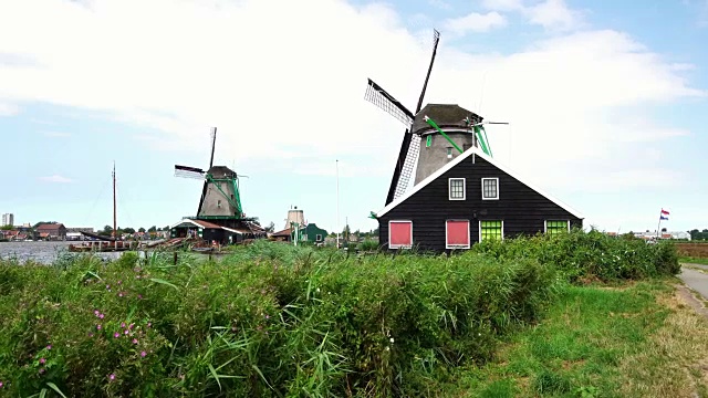 荷兰阿姆斯特丹附近Zaanse Schans的标志性风车视频素材
