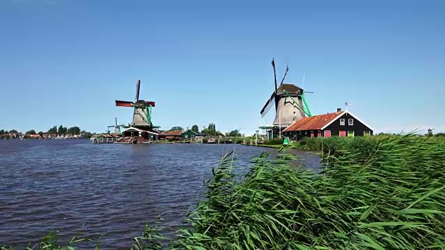 位于荷兰阿姆斯特丹附近的荷兰小镇赞丹的著名旅游景点——标志性的赞丹风车。视频素材